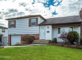 14 Walnut Dr, Syosset, NY 11791
