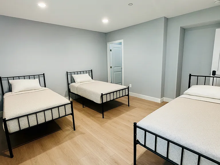 1265 E Adams Blvd #1267-1/2 — Photo 8