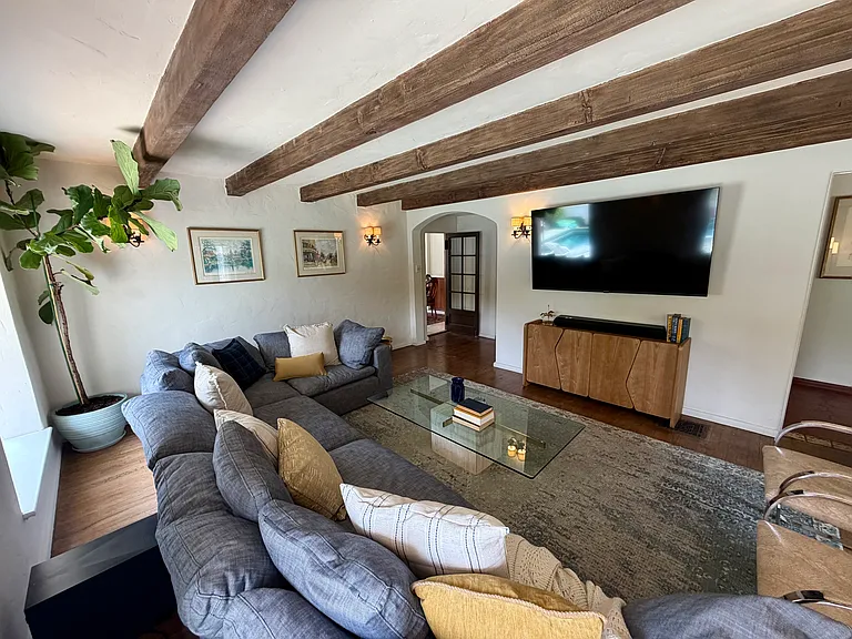 311 Amalfi Dr — Photo 8
