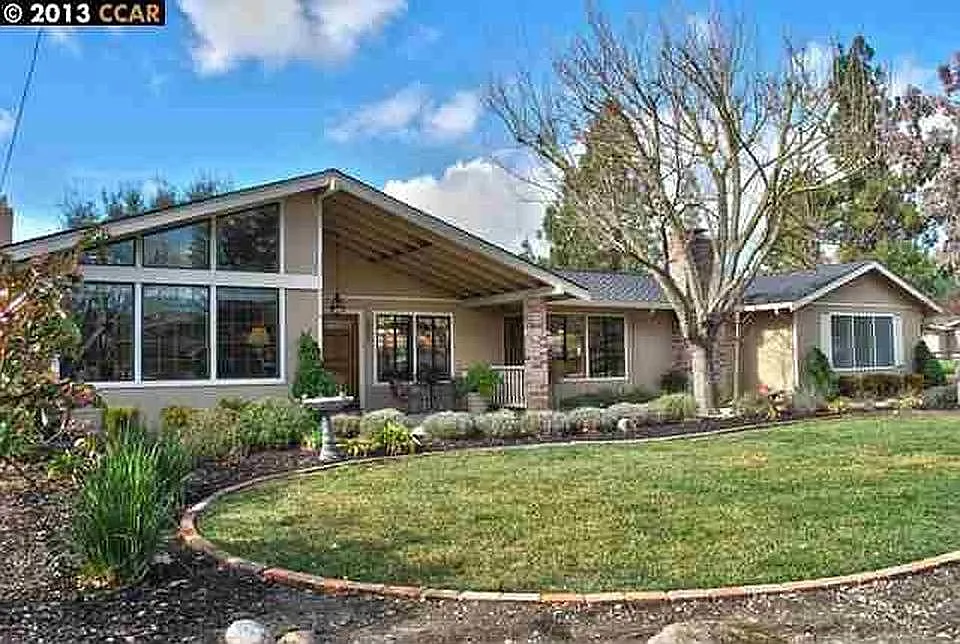 1051 Country Ln photo 1