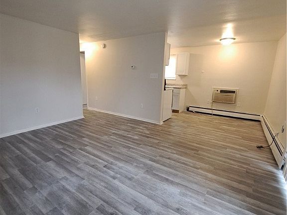 5th image of 132 Imperial Ct