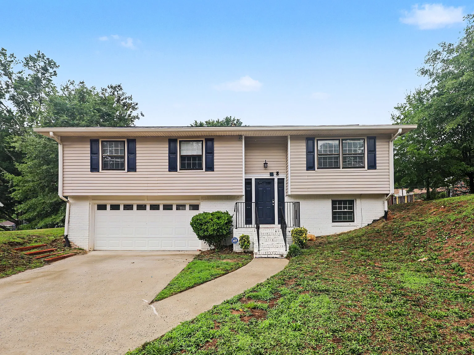 3 bed, 2.5 bath, 1803 sqft, $2,100 — Photo 3