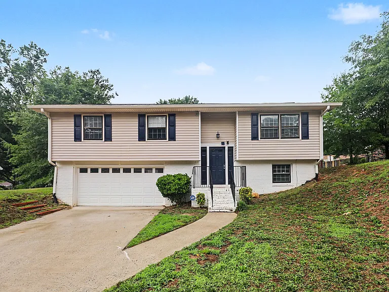 2120 Sandgate Cir — Photo 3