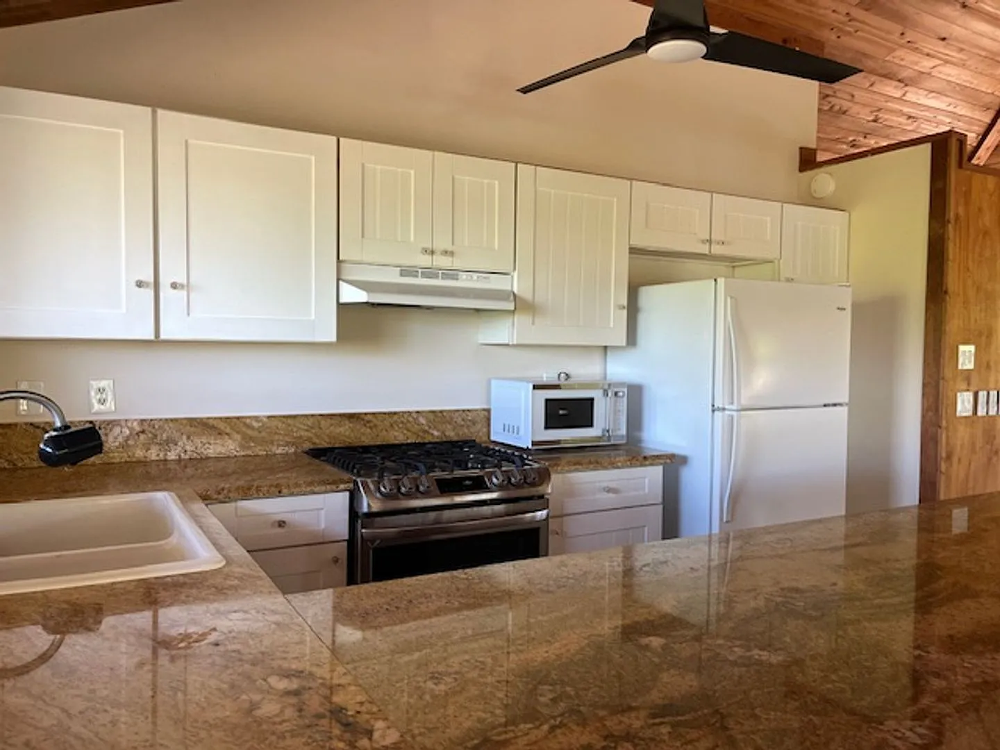3 Bedroom / 3 Bath Home with Ocean Views and World Class Surfing on Ali'i Dr — Photo 4