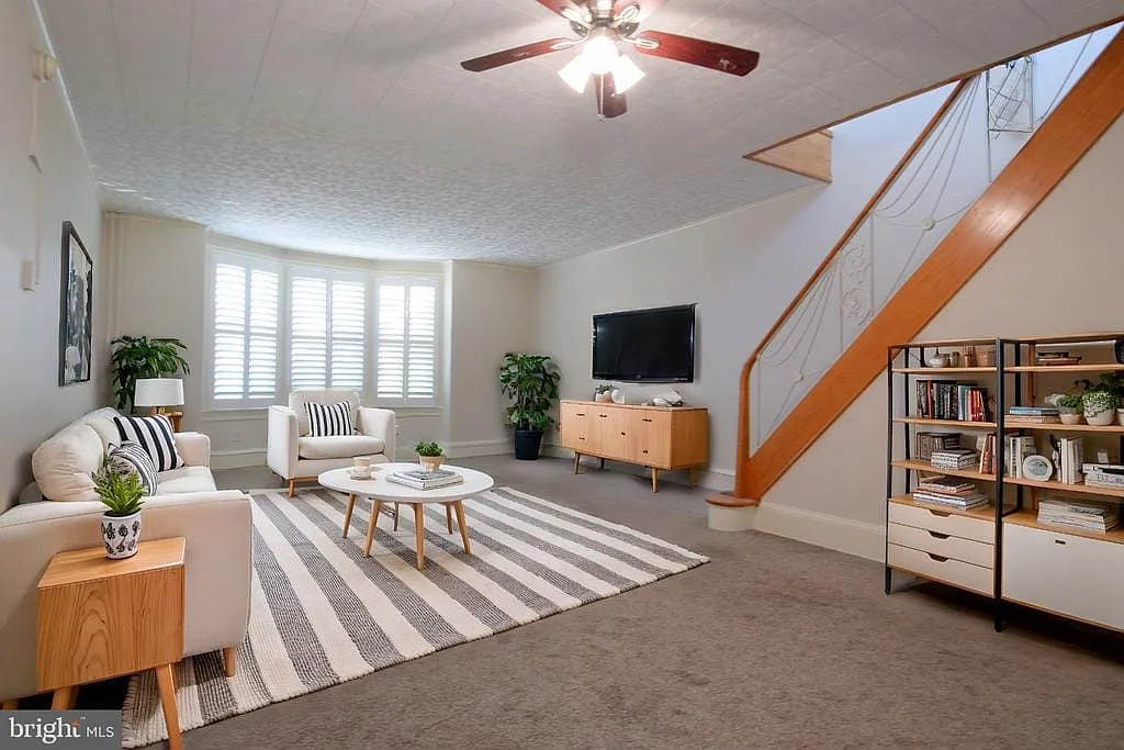 3 bed, 1.0 bath, 1231 sqft, $1,750 — Photo 1