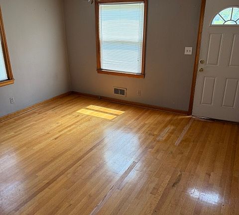 5th image of 317 Meadow St