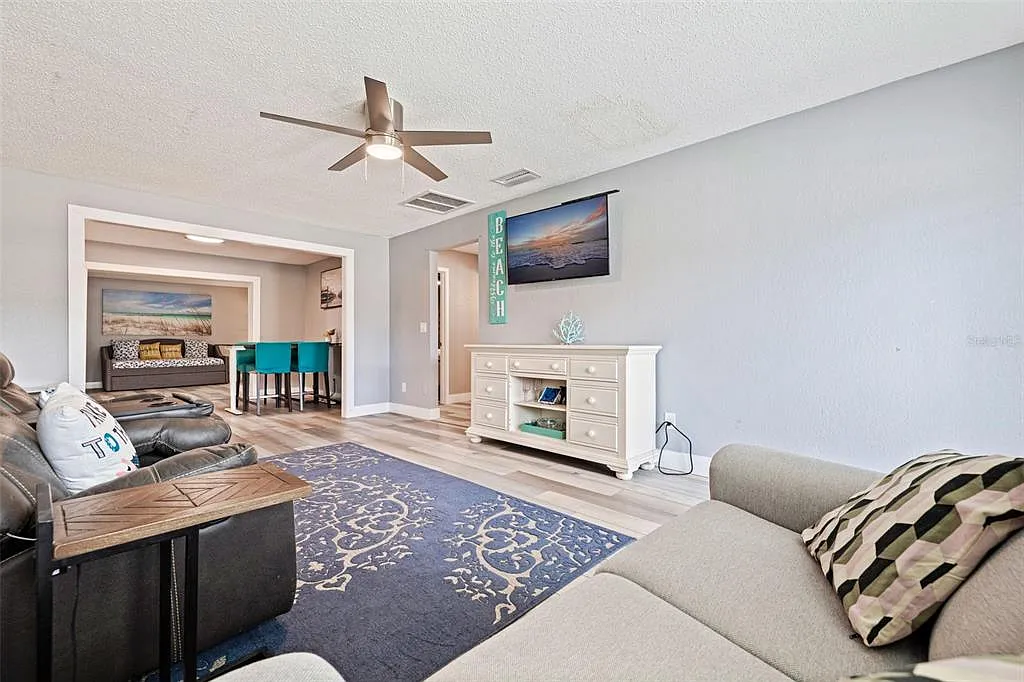 2 bed, 1.0 bath, 2814 sqft, $2,450 — Photo 4