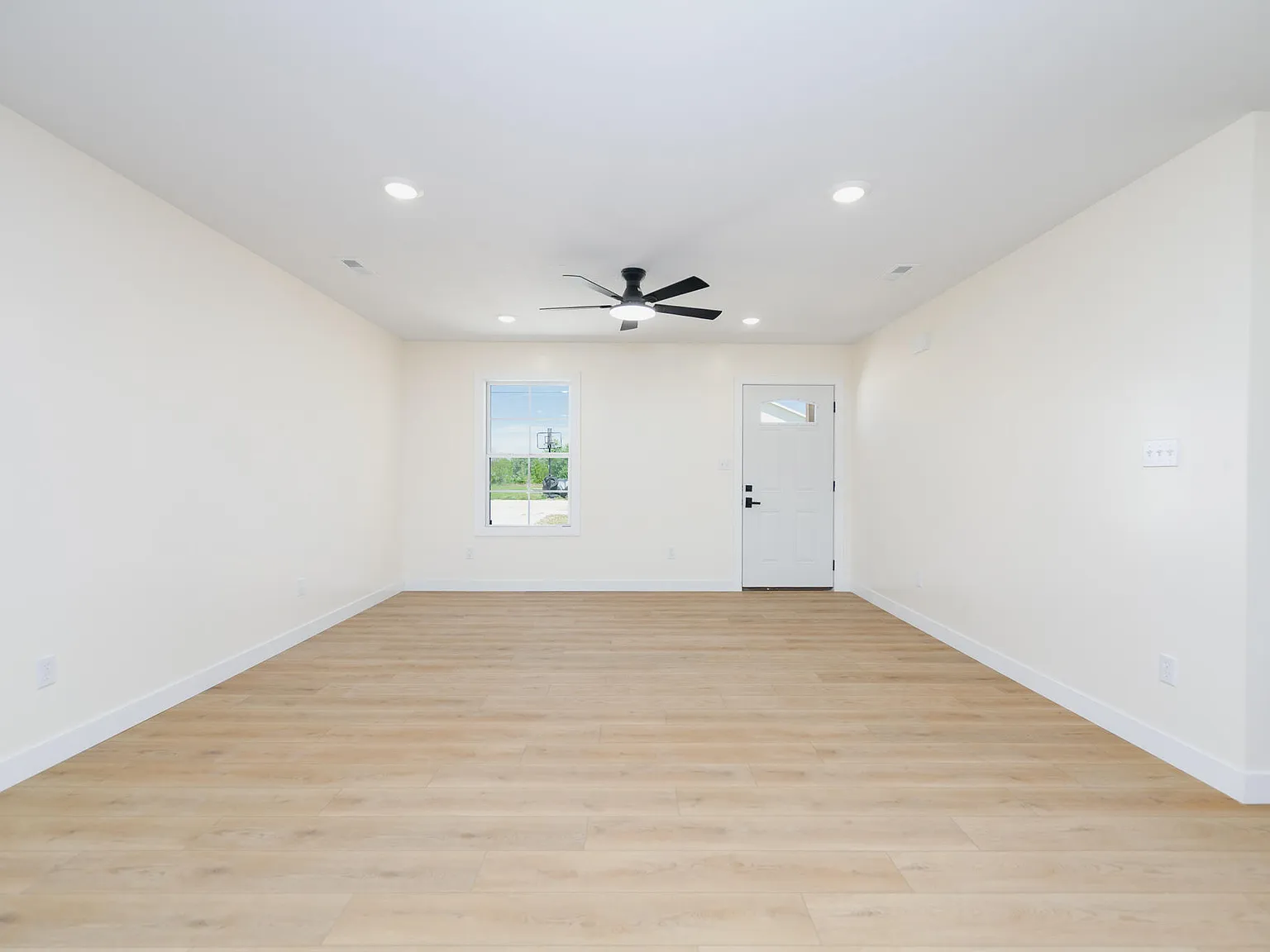 3 bed, 2.0 bath, 1317 sqft, $1,800 — Photo 2