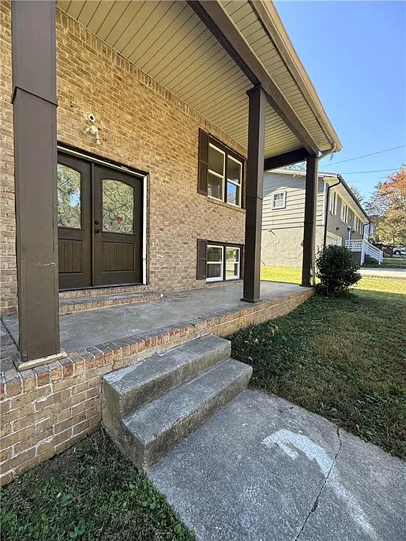 7 bed, 4.0 bath, 2521 sqft, $2,950 — Photo 2