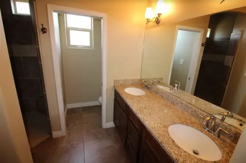 4 bed, 2000 sqft, $2,300 — Photo 2