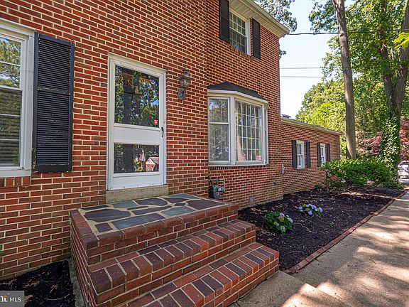 3rd image of 128 Kingston Dr