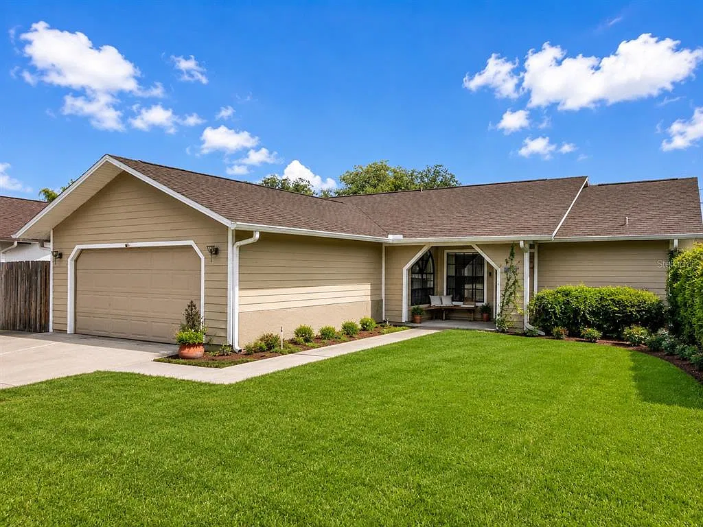 3 bed, 2.0 bath, 1289 sqft, $2,300 — Photo 3