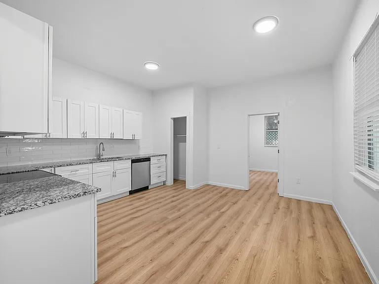 728 S Elm St — Photo 9