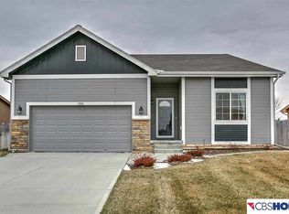 13806 Clearwater Dr, Papillion, NE 68133