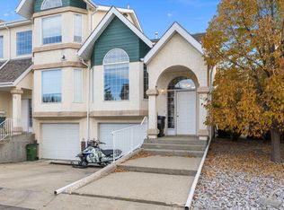 Village Green, Edmonton, AB T6J 7B7