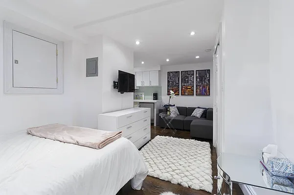 Rented by Avenues Real Estate | media 20