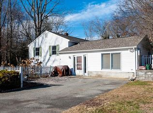 2 Pons Rd, Groton, CT 06355