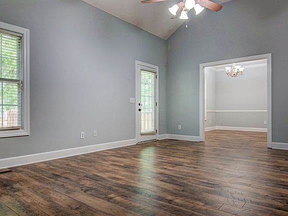 5th image of 410 Carmel Dr