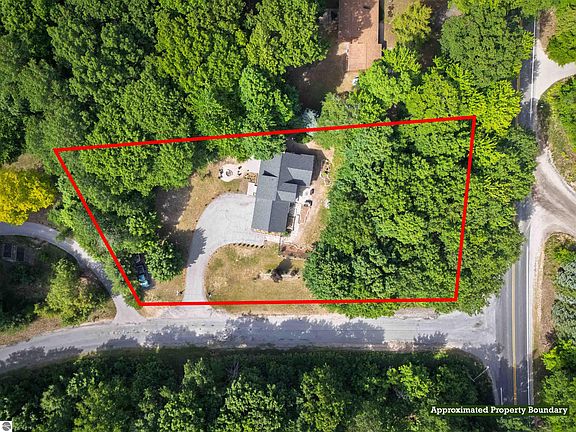 2nd image of 1395 W Long Lake Rd