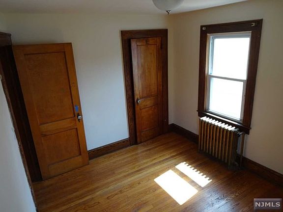 5th image of 376 Columbia Ave