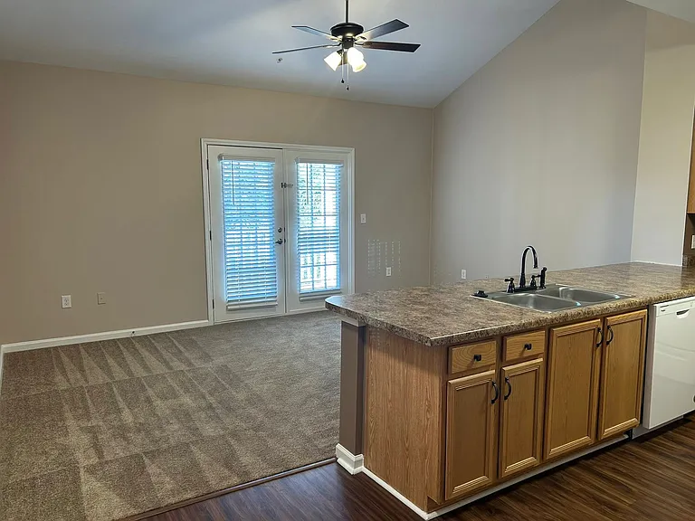 Pinnacle Pointe Apartments — Photo 39