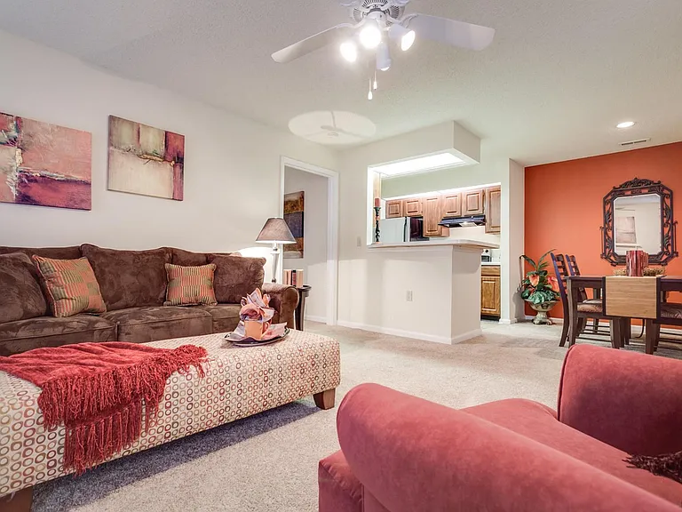 Arbors at Windsor Lake Apartments — Photo 11