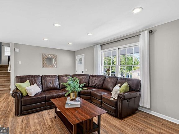5th image of 2380 Greenway Dr