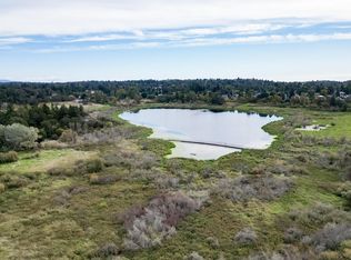 3883 Douglas St, Saanich, BC V8Z3K8