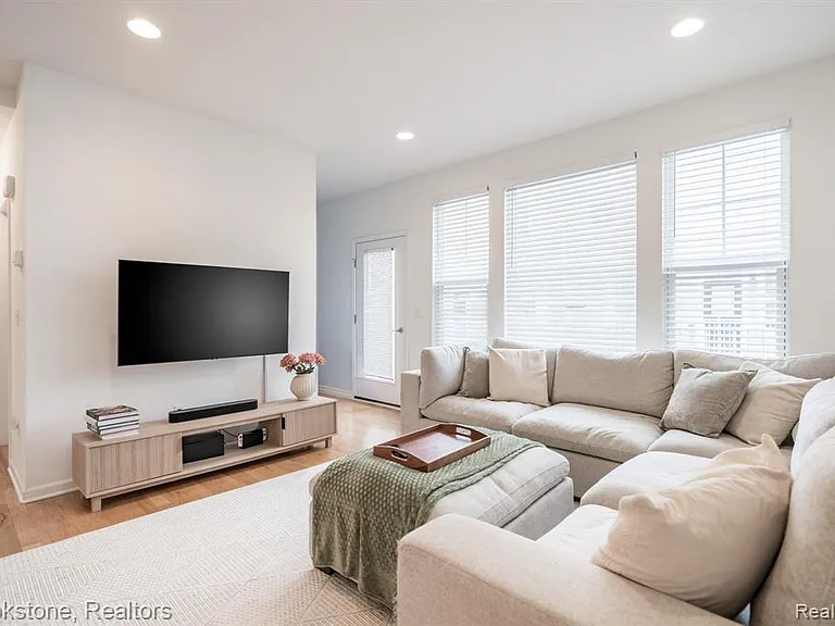 512 Midland Blvd — Photo 3