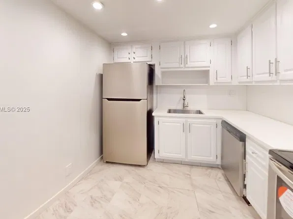 500 Three Islands Blvd APT 822, Hallandale, FL 33009