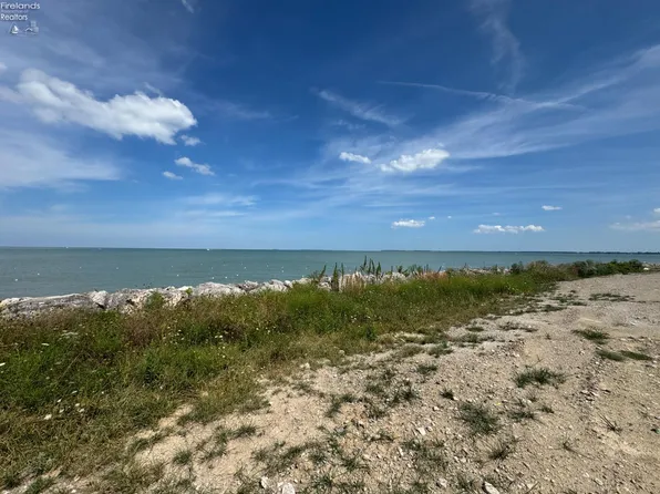 1115 W Lakeshore Dr, Port Clinton, OH 43452
