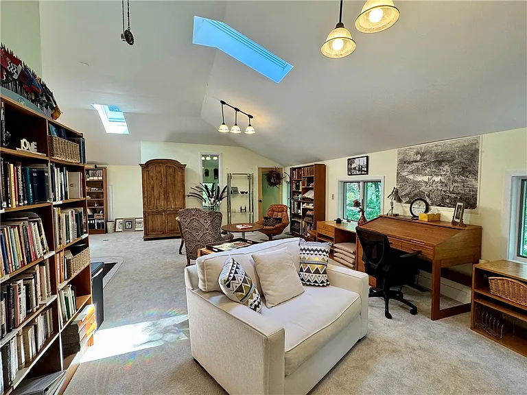 333 Colebrook Dr — Photo 2
