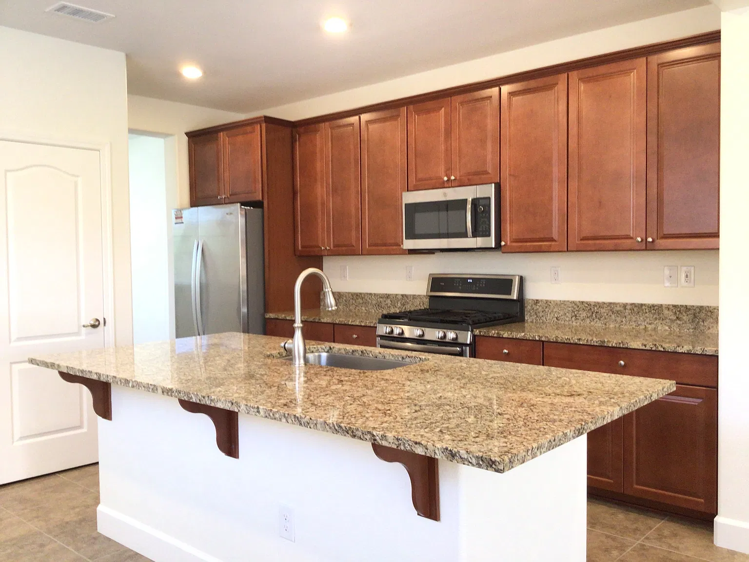 3 bed, 2.0 bath, 1620 sqft, $2,870 — Photo 3