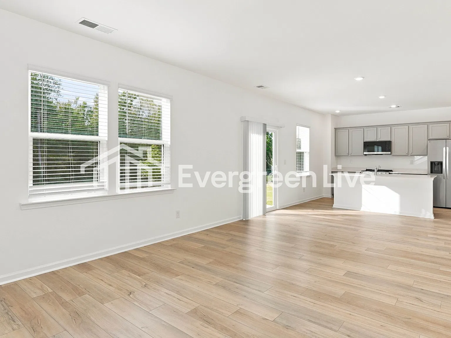4 bed, 2.5 bath, 1809 sqft, $2,035 — Photo 3