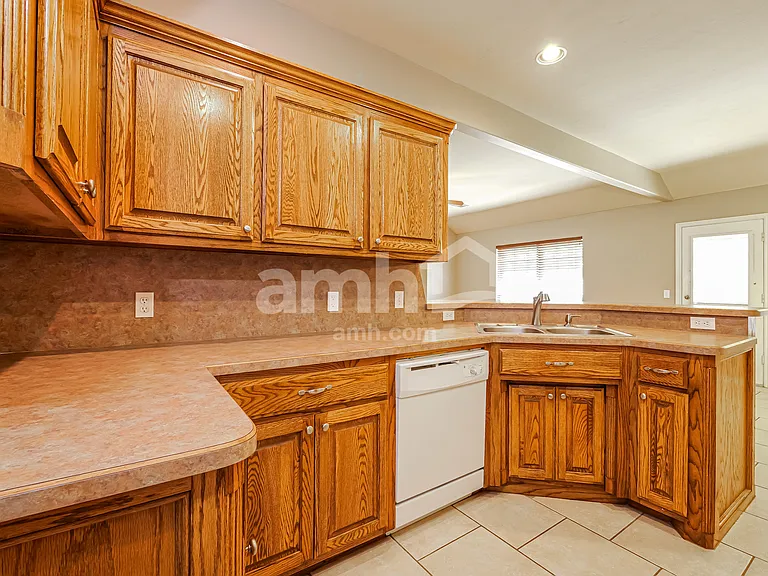 945 Ethan Ln — Photo 3