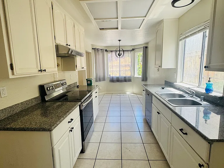 2210 Southwood Dr — Photo 10