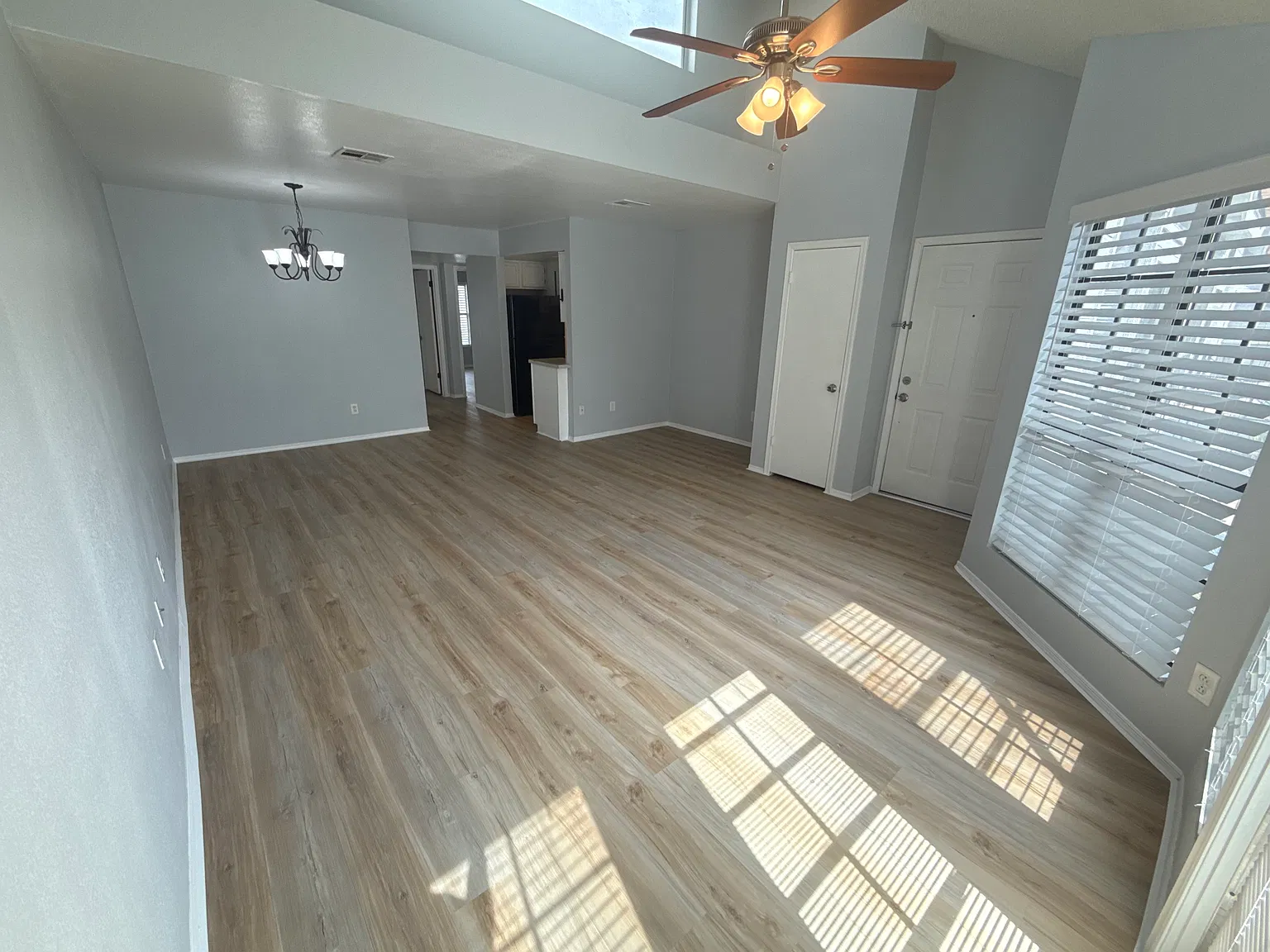 2 bed, 1.5 bath, 864 sqft, $1,625 — Photo 2