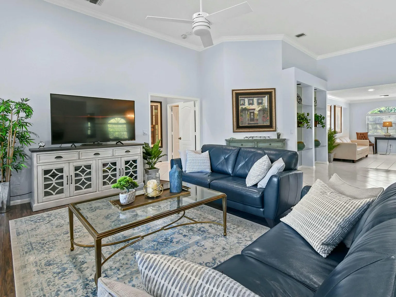 3 bed, 2.0 bath, 2072 sqft, $8,000 — Photo 3