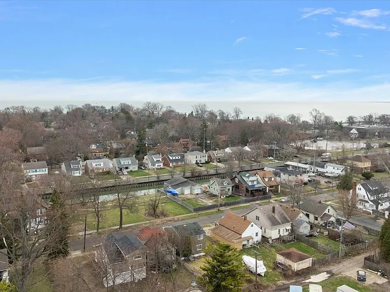 219 Ashland St — Photo 40