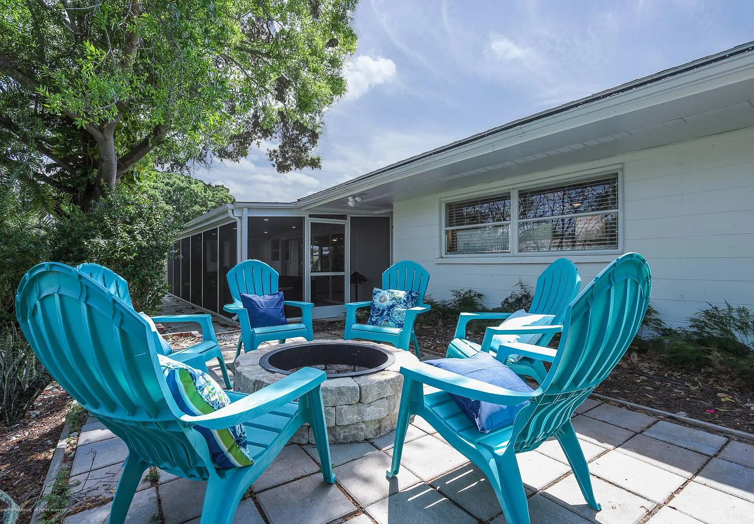 3 bed, 2.5 bath, 2640 sqft, $9,300 — Photo 1