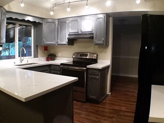 Remodeled kitchen w/quartz counters