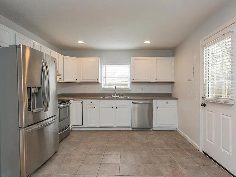 602 Village Ct — Photo 9