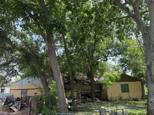 1215 Perryman Ave, Palacios, TX 77465
