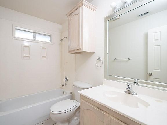 5th image of 2402 Candlelight Ln APT 3