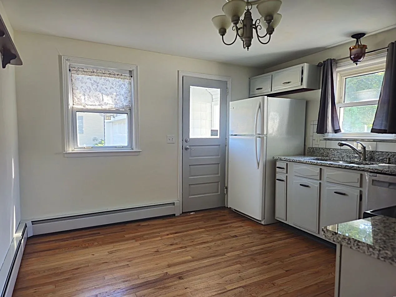 2 bed, 930 sqft, $2,100 — Photo 3