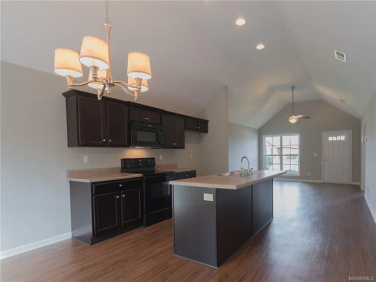 6320 Burbank Crossing Loop — Photo 4