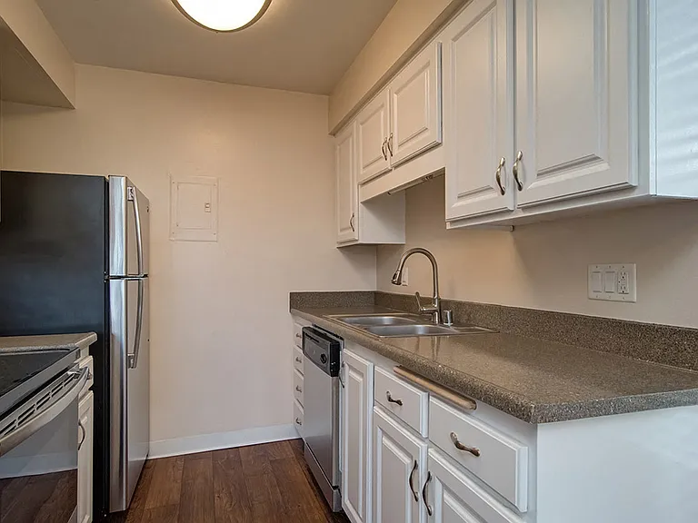 St. Charles Oaks Apartments — Photo 27