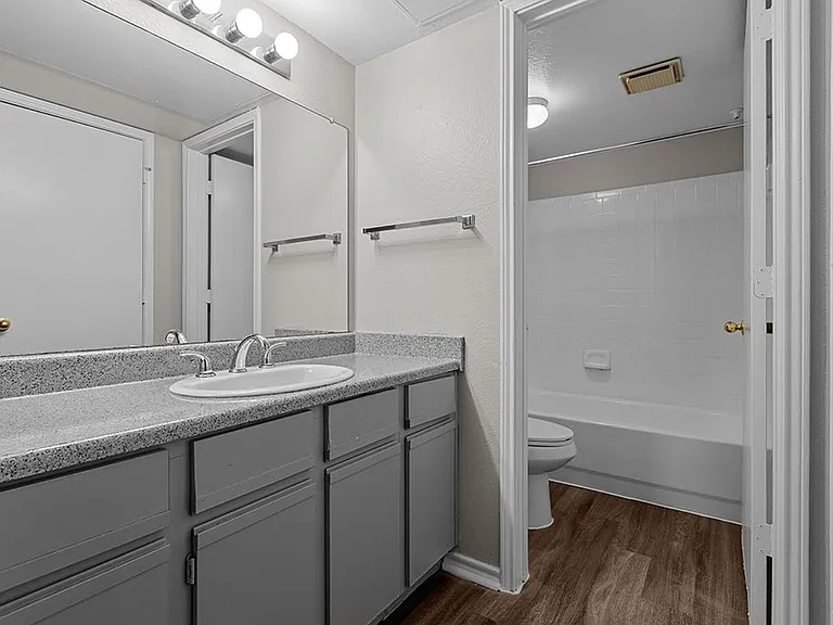 Valley Ridge Apartment Homes — Photo 16