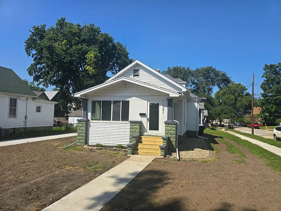 301 W Graham St