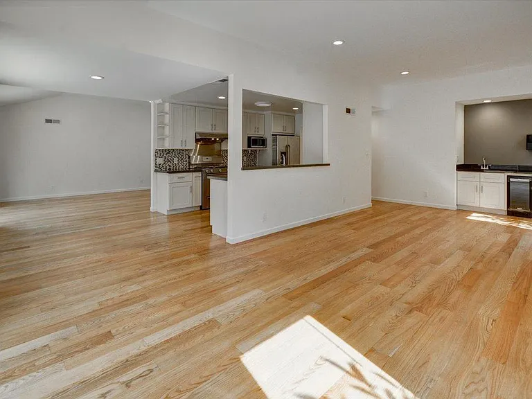 207 Valencia Dr — Photo 15